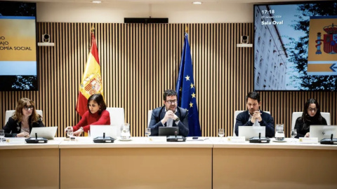 El secretario de Estado de Trabajo, Joaquín Pérez Rey, preside la mesa de diálogo social para la subida del SMI. El secretario de Estado de Trabajo, Joaquín Pérez Rey, preside la mesa de diálogo social para la subida del SMI.