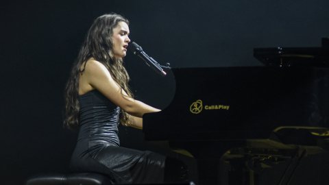 La cantante Amaia durante el Concierto-Manifiesto x Palestina en el Palau Sant Jordi de Barcelona.