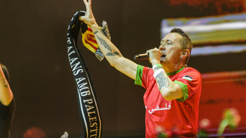 El cantante Fermín Muguruza durante el Concierto-Manifiesto x Palestina en el Palau Sant Jordi, de Barcelona.