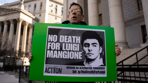 Un partidario de Luigi Mangione protesta contra la aplicación de la pena de muerte frente al Tribunal Federal de Manhattan. Un partidario de Luigi Mangione protesta contra la aplicación de la pena de muerte frente al Tribunal Federal de Manhattan.