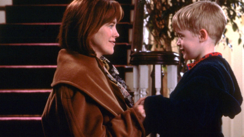 La actriz Catherine O'Hara junto a Macaulay Culkin en la película 'Solo en casa'.