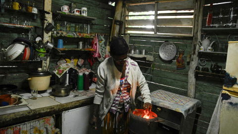 Una mujer cubana usa carbón para cocinar en su casa a las afueras de La Habana.