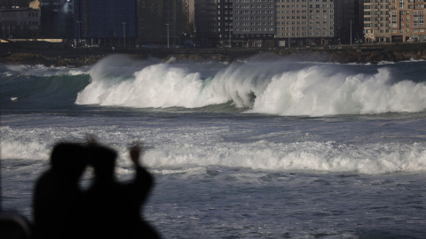 Alertas en A Coruña Dos personas observan la ensenada del Orzán de A Coruña.