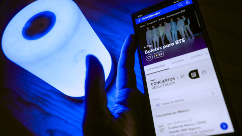 Una persona buscando entradas para el grupo BTS en la página de Ticketmaster. Una persona buscando entradas para el grupo BTS en la página de Ticketmaster.