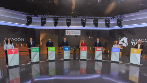 Foto Aragón debate elecciones De izquierda a derecha, Marta Abengochea (IU-Movimiento Sumar), Tomás Guitarte (Aragón-Teruel Existe), Alejandro Nolasco (Vox), Jorge Azcón (PP), Pilar Alegría (PSOE), Jorge Pueyo (CHA), María Goikoetxea (Podemos-Alianza Verde) y Alberto Izquierdo (PAR.