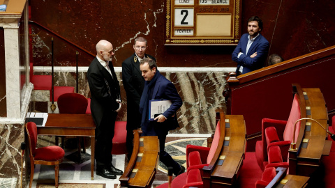 El primer ministro francés, Sebastien Lecornu, entra en el hemiciclo de la Asamblea Nacional para el debate y votación de sendas mociones de censura contra el Ejecutivo galo. El primer ministro francés, Sebastien Lecornu, entra en el hemiciclo de la Asamblea Nacional para el debate y votación de sendas mociones de censura contra el Ejecutivo galo.