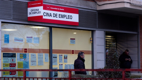 Un hombre sale de una oficina de empleo, este martes en Madrid.
