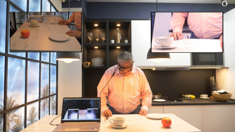 El paciente que ha recuperado la visión durante una de las pruebas.