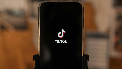 Tiktok permite comprar al instante los productos que muestra en sus vídeos.