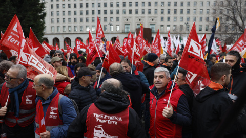 Delegados de Renfe y Adif, en la protesta de esta mañana frente al Ministerio de Transportes. Delegados de Renfe y Adif, en la protesta de esta mañana frente al Ministerio de Transportes.