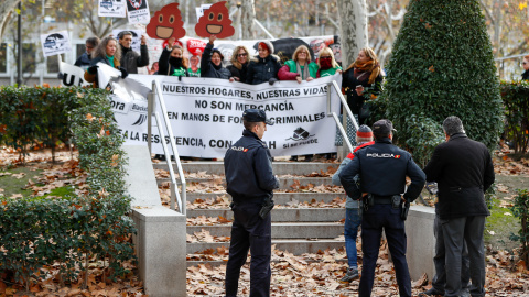 Dos policías observan a los miembros de la plataforma Stop Deshaucios que se concentran frente a la Audiencia Nacional de Madrid. Dos policías observan a los miembros de la plataforma Stop Deshaucios que se concentran frente a la Audiencia Nacional de Madrid.Óscar J.Barroso/AFP7 / Europa Press18/12/2018