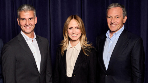 De izq. a der. el nuevo consejero delegado de The Walt Disney Company, Josh D'Amaro, la nueva presidenta y directora creativa del grupo, Dana Walden, y el hasta ahora CEO de la compañía Bob Iger.