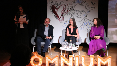 Marina Llansana, Xavier Antich i Laia Gasch durant l'homenatge d'Òmnium Cultural a Muriel Casals pel desè aniversari de la seva mort.