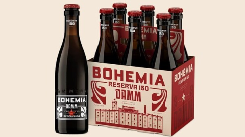 Damm Su nombre remite a la histórica Fábrica de la Bohemia y su imagen se inspira en las primeras etiquetas de Damm de finales del siglo XIX.