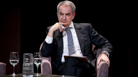 El expresidente del Gobierno José Luis Rodríguez Zapatero interviene durante la presentación del libro 'Las huellas de la Transición. 50 años de cambio y conflicto en democracia', en el Ateneo de Madrid
