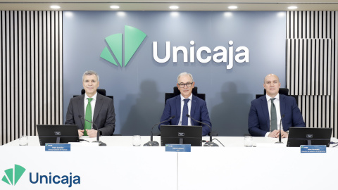 El director general de Finanzas de Unicaja, Pablo González (i), el consejero delegado del banco, Isidro Rubiales (c), y el director de Relación con Inversores, Jaime Hernández (d), durante la presentación de resultados de 2025.