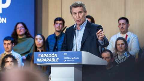 El presidente del Partido Popular, Alberto Núñez Feijóo, interviene durante la clausura de un mitin en el Centro Sociocultural de San Julián, a 3 de febrero de 2026, en Teruel, Aragón (España). El candidato popular a la Presidencia del Gobierno de Aragón, Imagen de archivo del presidente del Partido Popular, Alberto Núñez Feijóo durante un mitin de la campaña aragonesa.