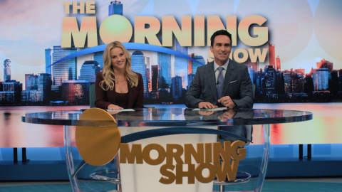 Reese Witherspoon y Nestor Carbonell en 'The morning show'.