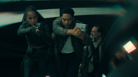 Lou Llobell, Brandon Bell y Alexander Siddig en 'Fundación'.