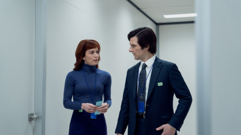 Adam Scott y Britt Lower en 'Separación'.