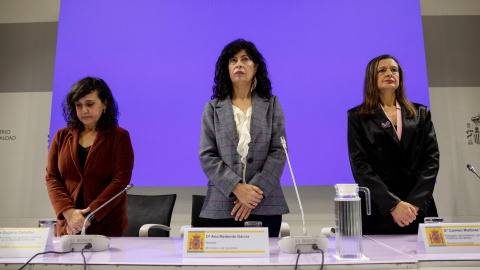 La ministra de Igualdad, Ana Redondo (c), junto a la delegada del Gobierno contra la Violencia de Género, Carmen Martínez Perza (d), entre otras, guarda un minuto de silencio por el repunte de asesinatos machistas este miércoles en Madrid.