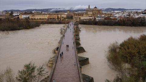 El río Guadalquivir presenta una importante crecida de caudal a su paso por Córdoba capital.