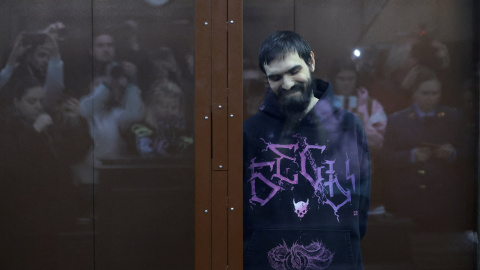 El cómico ruso Artemy Ostanin, tras una mampara de cristal en el tribunal que le ha juzgado en Moscú por un chiste sobre un militar veterano con discapacidad. El cómico ruso Artemy Ostanin, tras una mampara de cristal en el tribunal que le ha juzgado en Moscú por un chiste sobre un militar veterano con discapacidad.