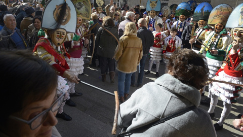 ‘Cigarrones’ interactúan con el público durante el Carnaval de Verín.