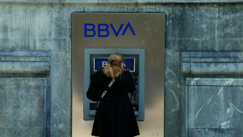 Una mujer opera en un cajero automático del BBVA en Bilbao. Una mujer opera en un cajero automático del BBVA en Bilbao.