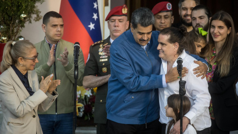 Fotografía de archivo 20 de diciembre de 2023 del presidente de Venezuela, Nicolás Maduro (c), abrazando al empresario colombiano Alex Saab, en el Palacio de Miraflores en Caracas (Venezuela) Fotografía de archivo 20 de diciembre de 2023 del presidente de Venezuela, Nicolás Maduro (c), abrazando al empresario colombiano Alex Saab, en el Palacio de Miraflores en Caracas (Venezuela).