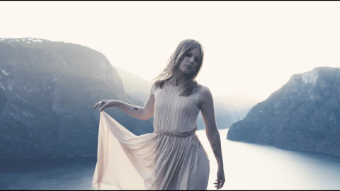 MYRKUR - Ulvinde (Official Music Video) 'Mareridt' Out Now on CD/LP/DLX 2xLP/Digital
Order via Relapse Records Here: https://bit.ly/MyrkurMareridt
Subscribe to Relapse Records Channel: https://bit.ly/RelapseYouTube
Directed, Photographed, and Edited by Mats Ek.
Instagram: @matstxswe
Choir Girls:
Kari Kvittingen Djukastein, Amalie Hagesæter Gåsvær & Pernille Josefine Smit
Order on Bandcamp: https://myrkur.bandcamp.com
Order on iTunes: https://geni.us/MareridtiT
Order on Amazon: https://geni.us/MareridtAMZ
Order on Google Play: https://geni.us/MareridtGP
Mareridt (translation: Nightmare) is the highly anticipated sophomore full-length from renowned Danish composer and multi-instrumentalist MYRKUR. Recorded between Copenhagen and Seattle with producer Randall Dunn (Marissa Nadler, Earth, Sunn O))), Boris, Wolves In The Throne Room), Mareridt is a rich juxtaposition of the dark and the light; the moon and the mother earth; the witch and the saint. MYRKUR explores deeper into the mysterious and the feminine with 11 tracks that further progress her visionary blend of metal with gorgeous, stirring melodies, dark folk passages, choral arrangements and superb, horrific beauty. Further taking MYRKUR to new artistic heights are lyrics in multiple languages, an unforgettable collaboration with Chelsea Wolfe and an array of special instrumentation including violin, mandola, folk drums, nyckelharpa (an ancient Swedish key harp), and Kulning (an ancient Scandinavian herding call). Mareridt is a profound manifestation of nightmares that demonstrates MYRKUR as one of the truly exceptional artists of our time.
Official Links:
Myrkur Official Website: https://www.myrkurmusic.com/
Myrkur on Bandcamp: https://myrkur.bandcamp.com/
Myrkur on Facebook: https://www.facebook.com/myrkurmyrkur
Myrkur on Instagram: https://www.instagram.com/myrkurmyrkur/
https://www.relapse.com
https://www.facebook.com/relapserecords
https://www.relapserecords.bandcamp.com
https://www.twitter.com/relapserecords
https://www.instagram.com/relapserecords
