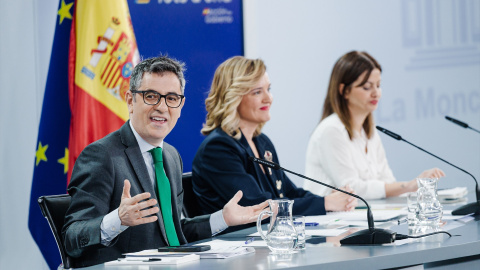 El ministro de Justicia, Félix Bolaños; y la Juventud e Infancia, Sira Regi (d), flanqueando a la exministra Pilar Alegría en una foto de archivo en Madrid.