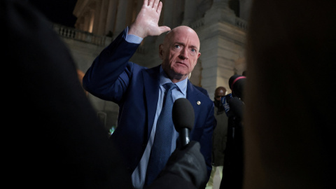 El senador demócrata Mark Kelly habla con los periodistas en el Capitolio, en Washington DC.