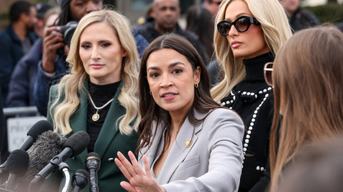 La congresista demócrata Alexandria Ocasio-Cortez, con la también congresista Laurel Lee y con Paris Hilton, en una comparecencia ante los periodistas en la escalinata del Capitolio, en Washington DC.