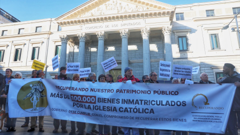 Concentración frente al Congreso de la plataforma Recuperando. Archivo. Concentración frente al Congreso de la plataforma Recuperando. Archivo.