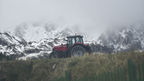 Tractor Un tractor en plenos trabajos en el campo cerca de la estación de esquí de Candanchú.