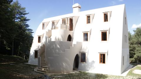 Pla general de la cara frontal del Xalet del Catllaràs, després de les obres