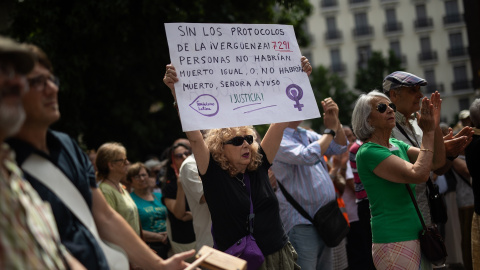 Varias personas durante un homenaje a los fallecidos en las residencias de mayores durante la pandemia de covid-19 en la Comunidad de Madrid, en la plaza Juan Goytisolo, a 1 de junio de 2025, en Madrid (España).