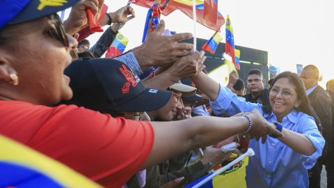 75af1550ca65bcb11acd6a15e27915980866ca37 AME2419. ESTADO BOLÍVAR (VENEZUELA), 05/02/2026.- Fotografía cedida el Palacio de Miraflores que muestra a la presidenta encargada de Venezuela, Delcy Rodriguez (d), en un acto de gobierno en el estado Bolívar (Venezuela). La presidenta encargada de Venezuela, Delcy Rodríguez, pidió "madurez política" para lograr la "reconciliación", luego de que el Parlamento aprobara en una primera discusión su propuesta de ley de amnistía para los presos políticos desde 1999, el período de los gobiernos del chavismo. EFE/ Palacio de Miraflores /SOLO USO EDITORIAL/ NO VENTAS/ SOLO DISPONIBLE PARA ILUSTRAR LA NOTICIA QUE ACOMPAÑA (CRÉDITO OBLIGATORIO)