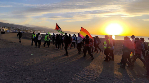 Decenas de personas recrean el trayecto realizado durante La Desbandá.
