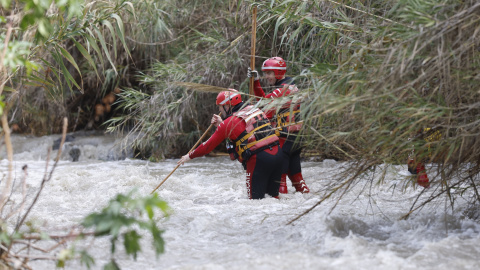 Miembros de la Cruz Roja rastrean la desembocadura del río Algarrobo durante la búsqueda de la mujer desaparecida en Málaga