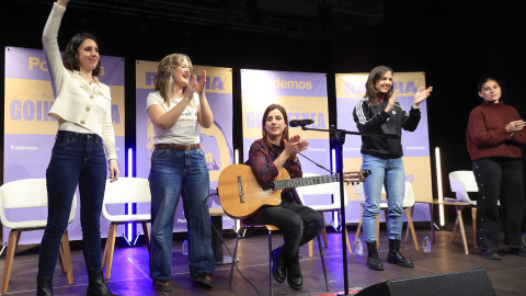 La candidata de Podemos, María Goikoetxea, junto a Ione Belarra e Irene Montero en el acto de cierre de campaña. La candidata de Podemos, María Goikoetxea, junto a Ione Belarra e Irene Montero en el acto de cierre de campaña.
