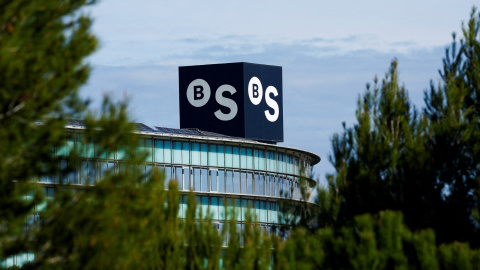 El logo del Banco Sabadell, en su sede en San Cugat del Vallès (Barcelona). El logo del Banco Sabadell, en su sede en San Cugat del Vallès (Barcelona).