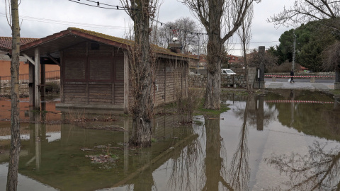 Inundaciones por el río Adaja a su paso por Ávila, este viernes.
