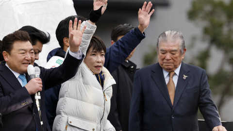 Sanae Takaichi (centro), saluda a sus simpatizantes durante un mitin electoral en Tokio.