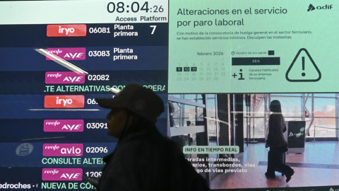 Huelga de maquinistas Un panel muestra los horarios de los trenes de alta velocidad en la estación de atocha de Madrid durante la huelga de maquinistas.