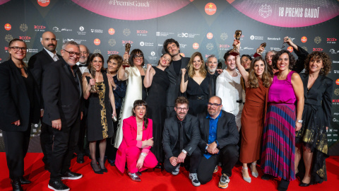 L'equip de 'Frontera' amb els quatre estatuetes dels Premis Gaudí.