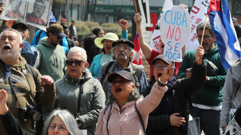 49724974ab54e68178e59d6ceceb916b0b588f2d Personas gritan consignas una manifestación frente a la antigua sede de la Embajada de Estados Unidos este domingo, en Ciudad de México (México)