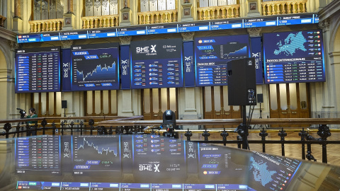 ibex_recompra Paneles informativos en el Palacio de la Bolsa de Madrid, este mes de febrero de 2026.