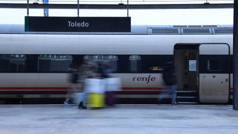 Huelga de trenes Renfe Un tren de Renfe llega a la estación de Toledo este lunes.
